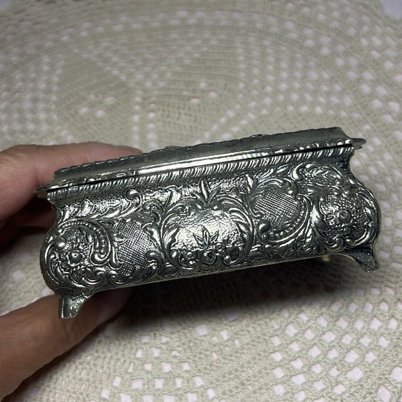 1950’s Japan Colonial Revival Embossed Silver Plate Jewelry Box - Picture 10 of 15